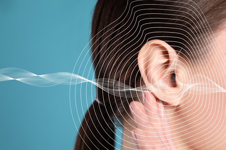 Žena a zvukové vlny - léčba Tinnitus retraining therapy