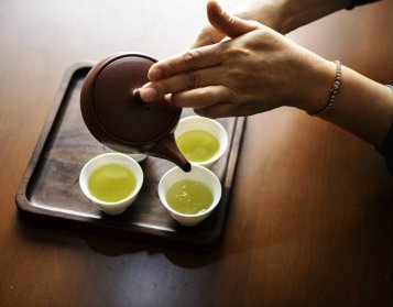 Výhody konopného čaje: Ulevuje od bolesti, mírní deprese a pomáhá lepšímu trávení