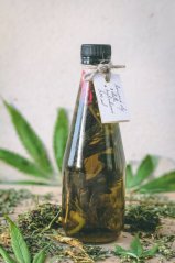 Dobré Konopí Konopný olej s chilli a bylinkami 330 ml