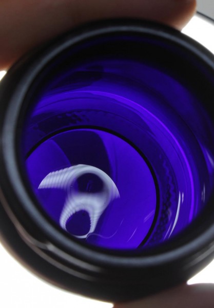 Miron Luftdichter Kosmetikbehälter aus lila Glas 100 ml