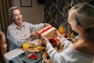 4 tipy na vianočné darčeky pre babičku a svokru: bylinné zmesi, koreniny, kapsule na spanie a balíčky CBD
