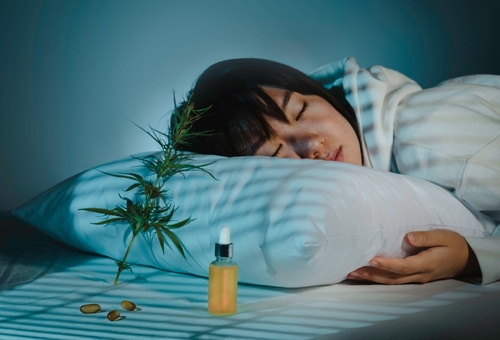 Klidný spánek je zárukou dostatku energie a dobré nálady. Někdy ale člověka trápí sny a noční můry. Může s nimi CBD zatočit? 